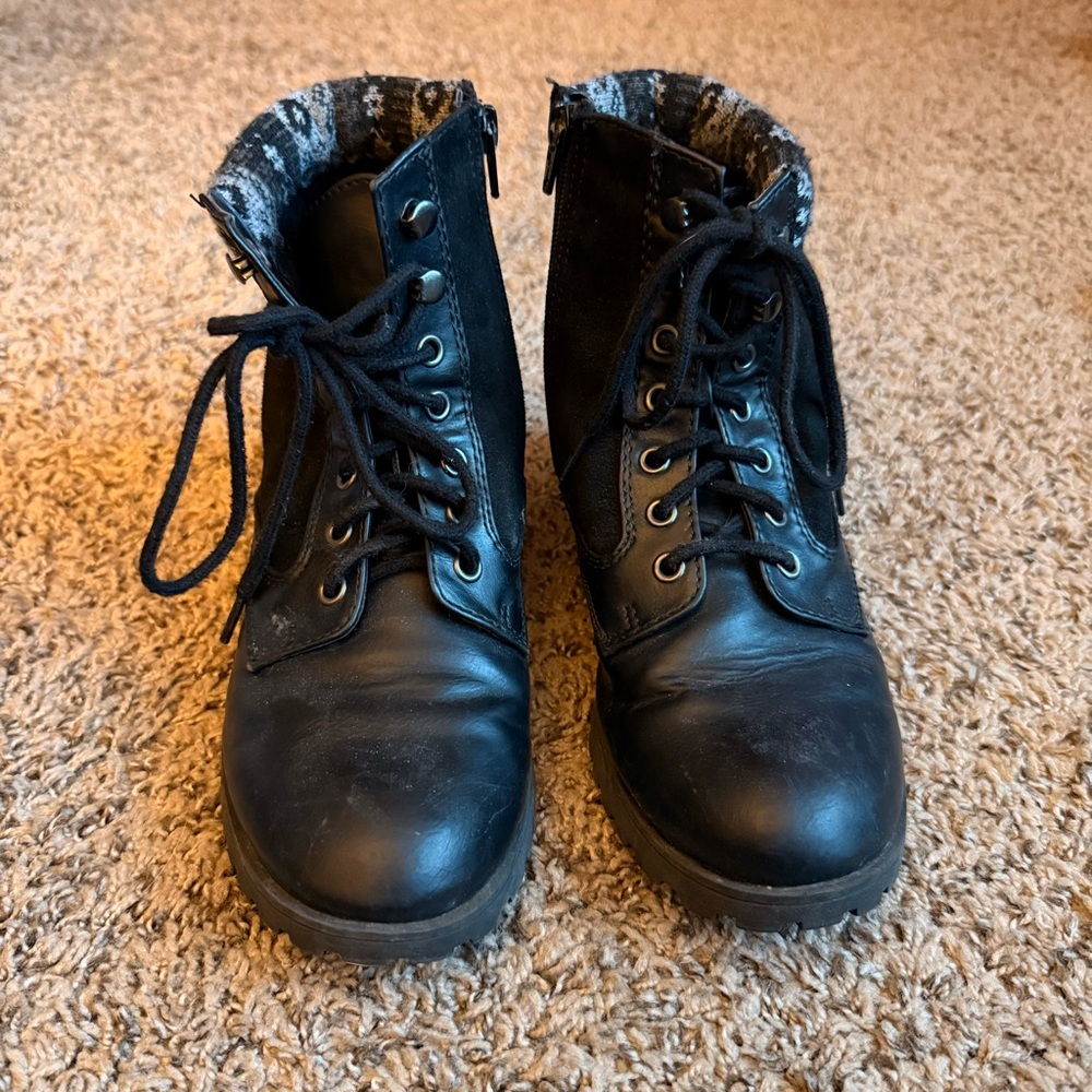 ❄️ Black Zip-Up Ankle Boots with Patterned Cuff - Picture 2 of 7